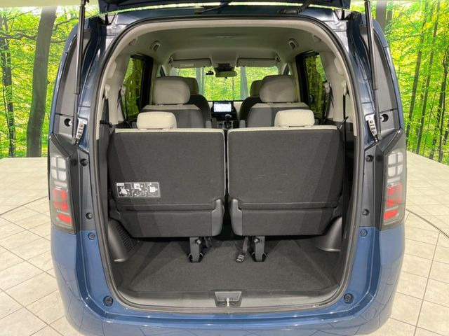 普段のお買い物や通勤、送迎等に十分な荷室スペースを確保しております。セカンドシートを倒すと、大きな荷物の積載も可能です♪