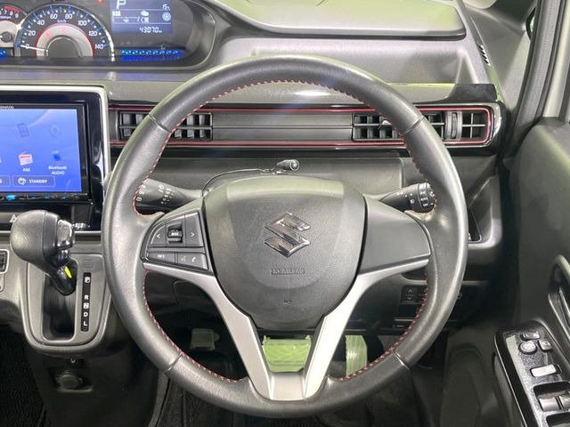 �C���e���A�ɍ��킹���f�U�C���̃X�e�A�����O�́A�^�]�������̂��Ƃ��l���A�^�]���₷���`��A�傫���ł��B�����x�A���ۂɐG���Ă��m���߂��������B