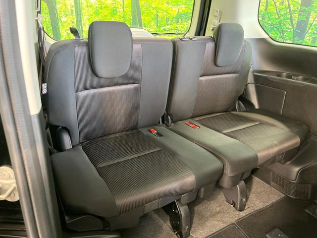 3列目シートはもちろん状態良好☆大人でもゆったりと座って頂けますので、大人数でのお出かけもラクラクです♪ご家族で、気の知れた仲間で、ドライブに行くのが楽しみですね♪