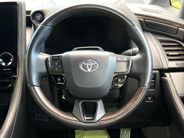 �C���e���A�ɍ��킹���f�U�C���̃X�e�A�����O�́A�^�]�������̂��Ƃ��l���A�^�]���₷���`��A�傫���ł��B�����x�A���ۂɐG���Ă��m���߂��������B