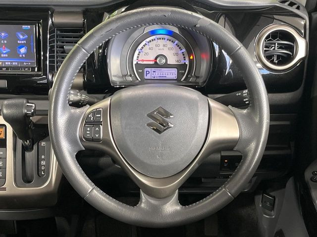�C���e���A�ɍ��킹���f�U�C���̃X�e�A�����O�́A�^�]�������̂��Ƃ��l���A�^�]���₷���`��A�傫���ł��B�����x�A���ۂɐG���Ă��m���߂��������B