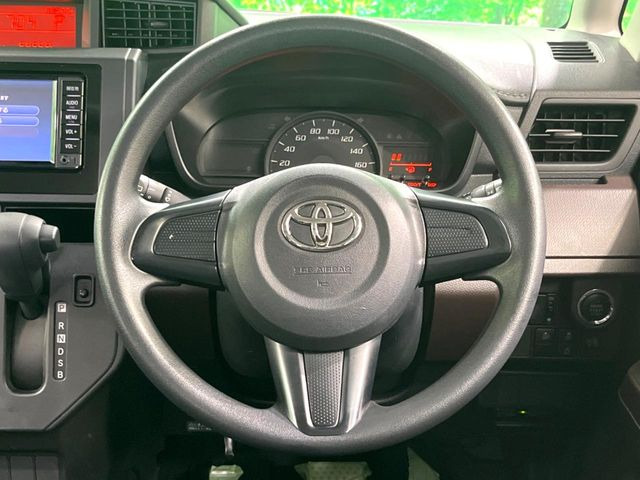 �C���e���A�ɍ��킹���f�U�C���̃X�e�A�����O�́A�^�]�������̂��Ƃ��l���A�^�]���₷���`��A�傫���ł��B�����x�A���ۂɐG���Ă��m���߂��������B