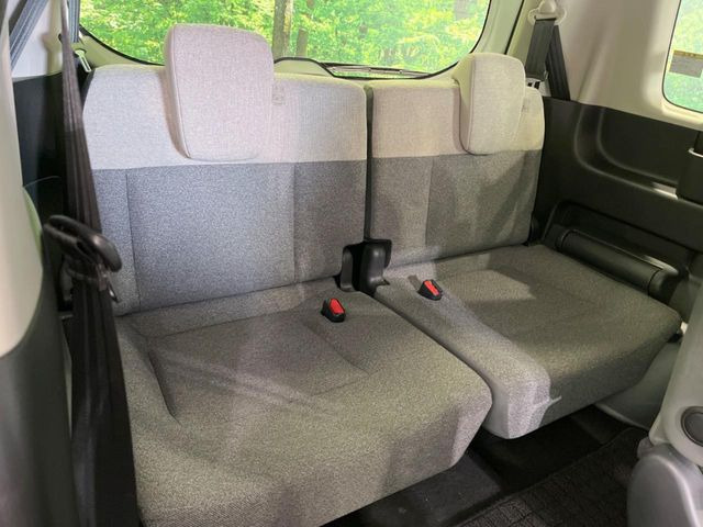 3列目シートはもちろん状態良好☆大人でもゆったりと座って頂けますので、大人数でのお出かけもラクラクです♪ご家族で、気の知れた仲間で、ドライブに行くのが楽しみですね♪