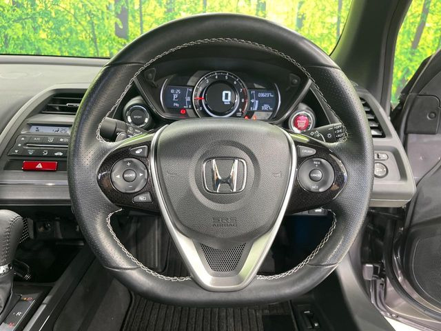�C���e���A�ɍ��킹���f�U�C���̃X�e�A�����O�́A�^�]�������̂��Ƃ��l���A�^�]���₷���`��A�傫���ł��B�����x�A���ۂɐG���Ă��m���߂��������B