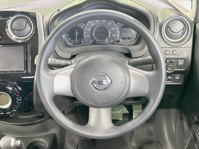 �C���e���A�ɍ��킹���f�U�C���̃X�e�A�����O�́A�^�]�������̂��Ƃ��l���A�^�]���₷���`��A�傫���ł��B�����x�A���ۂɐG���Ă��m���߂��������B