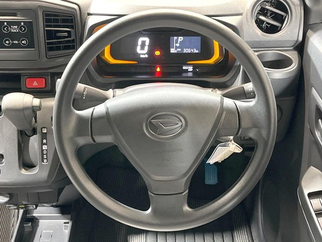 �C���e���A�ɍ��킹���f�U�C���̃X�e�A�����O�́A�^�]�������̂��Ƃ��l���A�^�]���₷���`��A�傫���ł��B�����x�A���ۂɐG���Ă��m���߂�������