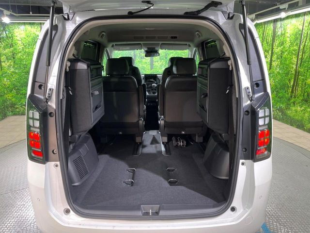 後席を格納すると、これだけの広さが!シーンに合わせたシートアレンジで、大きな荷物も積むことが出来ます♪