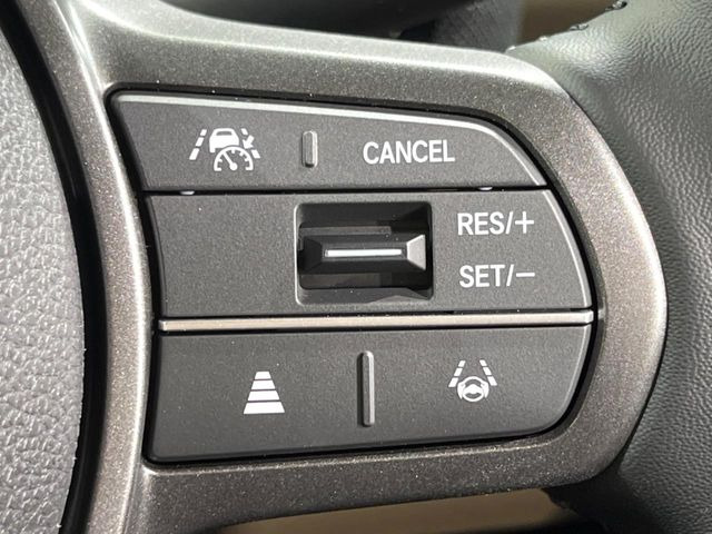 【アダプティブクルーズコントロール】高速道路での長距離走行が楽に!!自動で速度を保つクルーズコントロールが、衝突軽減システムと連携し、前方の車両を感知して車間を保つように速度調節してくれます!!