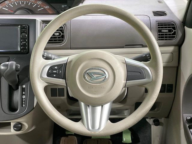 �C���e���A�ɍ��킹���f�U�C���̃X�e�A�����O�́A�^�]�������̂��Ƃ��l���A�^�]���₷���`��A�傫���ł��B�����x�A���ۂɐG���Ă��m���߂��������B