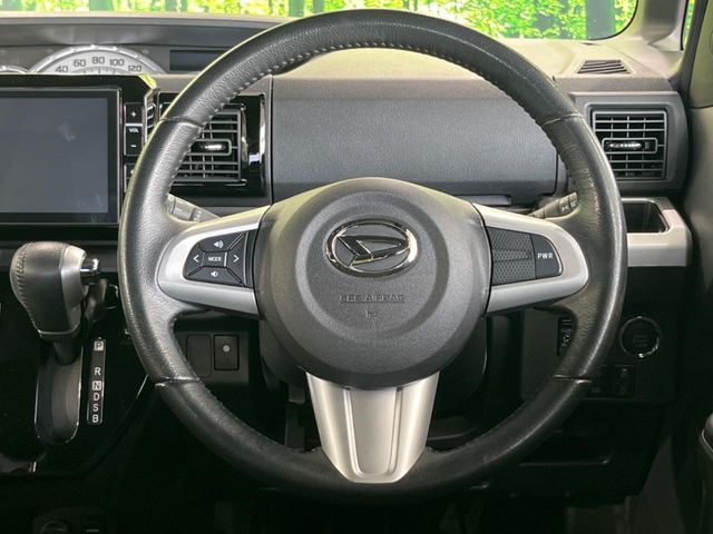 �C���e���A�ɍ��킹���f�U�C���̃X�e�A�����O�́A�^�]�������̂��Ƃ��l���A�^�]���₷���`��A�傫���ł��B�����x�A���ۂɐG���Ă��m���߂��������B