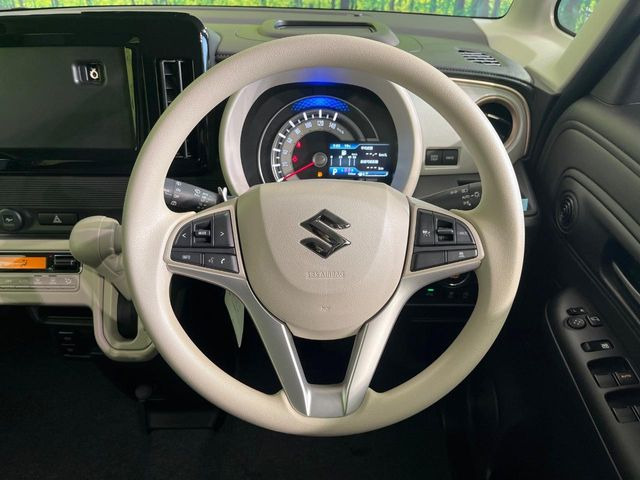 �C���e���A�ɍ��킹���f�U�C���̃X�e�A�����O�́A�^�]�������̂��Ƃ��l���A�^�]���₷���`��A�傫���ł��B�����x�A���ۂɐG���Ă��m���߂��������B