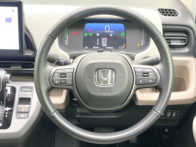 ステアリングも使用感が少なく、きれいな状態となっております♪