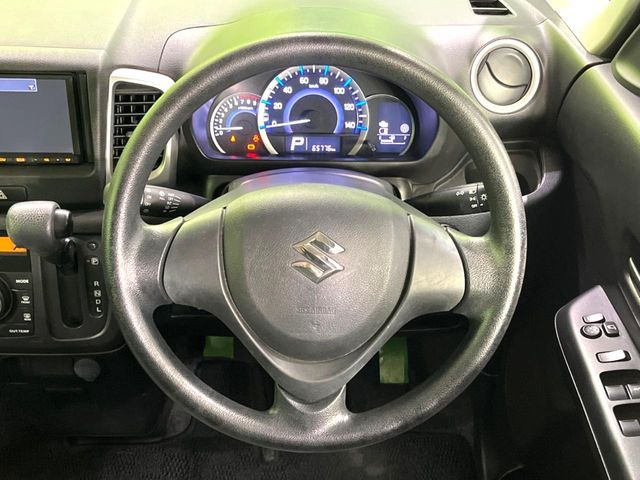 �C���e���A�ɍ��킹���f�U�C���̃X�e�A�����O�́A�^�]�������̂��Ƃ��l���A�^�]���₷���`��A�傫���ł��B�����x�A���ۂɐG���Ă��m���߂��������B