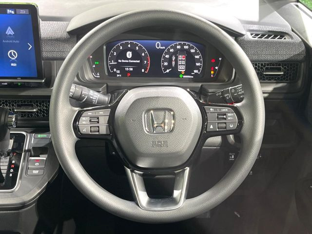 �C���e���A�ɍ��킹���f�U�C���̃X�e�A�����O�́A�^�]�������̂��Ƃ��l���A�^�]���₷���`��A�傫���ł��B�����x�A���ۂɐG���Ă��m���߂��������B