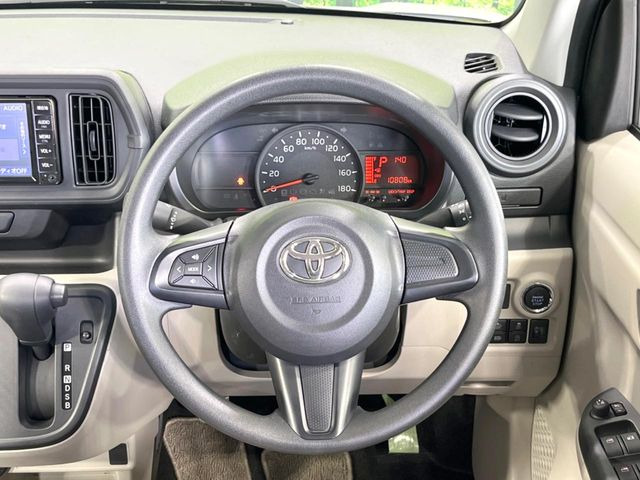 �C���e���A�ɍ��킹���f�U�C���̃X�e�A�����O�́A�^�]�������̂��Ƃ��l���A�^�]���₷���`��A�傫���ł��B�����x�A���ۂɐG���Ă��m���߂��������B