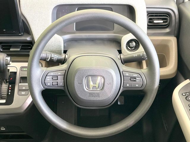�C���e���A�ɍ��킹���f�U�C���̃X�e�A�����O�́A�^�]�������̂��Ƃ��l���A�^�]���₷���`��A�傫���ł��B�����x�A���ۂɐG���Ă��m���߂��������B