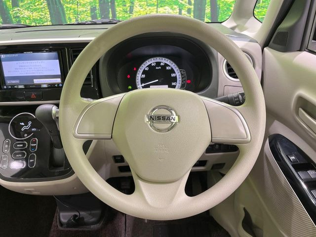 �C���e���A�ɍ��킹���f�U�C���̃X�e�A�����O�́A�^�]�������̂��Ƃ��l���A�^�]���₷���`��A�傫���ł��B�����x�A���ۂɐG���Ă��m���߂��������B