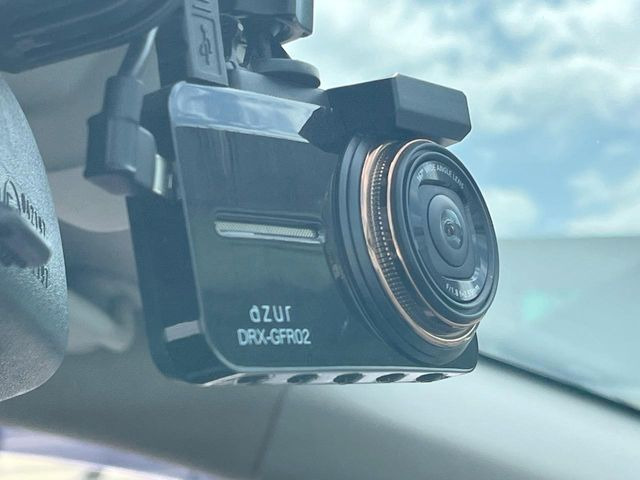 【ドライブレコーダー】安心・安全なカーライフに必須のドライブレコーダーを装備!走行中はもちろん、あおり運転や事故に遭遇した際の状況も映像で記録し、万一のリスクに備えます。
