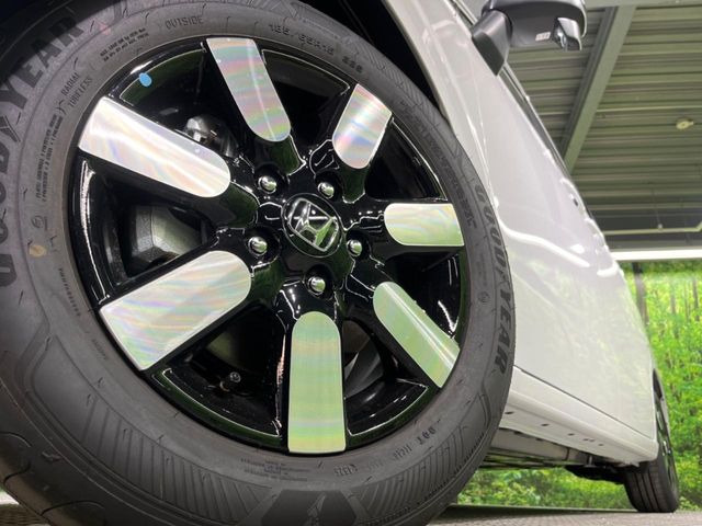 【純正15インチアルミホイール】外観にマッチした純正アルミホイールを装着しております。各種社外アルミホイールや、スタッドレスタイヤも取扱いしております。是非ご相談ください♪