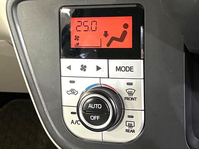 【オートエアコン】一度お好みの温度に設定すれば、車内の温度を検知し風量や温度を自動で調整。暑い&hellip;寒い&hellip;と何度もスイッチ操作をする必要はありません。快適な車内空間には必須の機能ですね♪