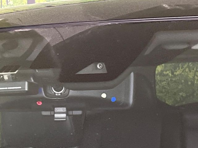 【エマージェンシーブレーキ】走行中に前方の車両等を認識し、衝突しそうな時は警報とブレーキで衝突回避と被害軽減をアシスト。より安全にドライブをお楽しみいただけます。