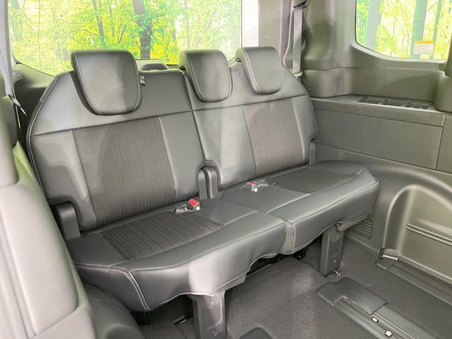 3列目シートはもちろん状態良好☆大人でもゆったりと座って頂けますので、大人数でのお出かけもラクラクです♪ご家族で、気の知れた仲間で、ドライブに行くのが楽しみですね♪