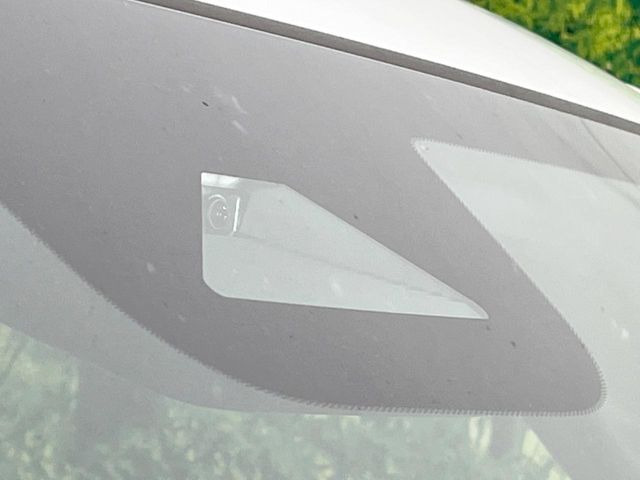 【ホンダセンシング】走行中に前方の車両等を認識し、衝突しそうな時は警報とブレーキで衝突回避と被害軽減をアシスト。より安全にドライブをお楽しみいただけます。