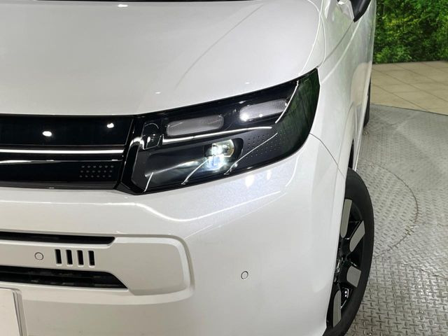 【LEDヘッドライト】悪天候や夜間走行時も良好な視界を確保し安心して運転できる高輝度LEDヘッドライトを装備!点灯速度が早く、消費電力も抑えられています。