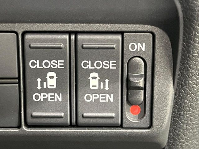 【両側パワースライドドア】スマートキーや運転席のスイッチで後席両側スライドドアの開閉が可能♪電動だから力を入れてドアを開ける必要が無く、小さなお子様でも簡単に開け閉めでき快適です♪