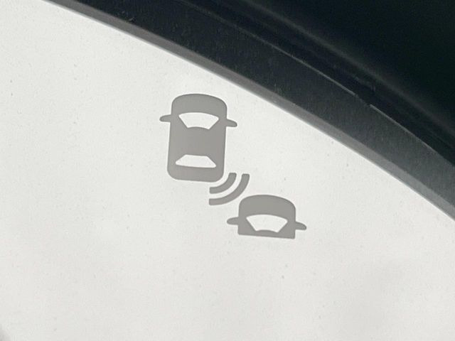 【ブラインドスポットインフォメーション】走行中、ドアミラーの死角になりやすい箇所に後続車が接近するとサイドミラー付近に警告を表示、ドライバーに注意喚起をしてくれます。