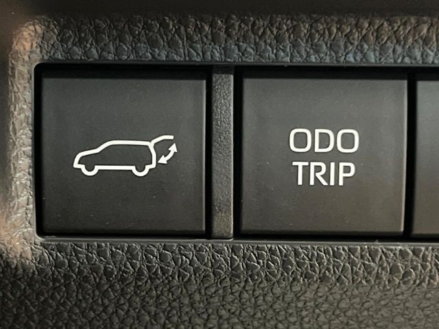 【パワーバックドア】スマートキーや運転席のボタンを押すだけでリアゲートが自動で開閉します!荷物を持っている時や、高い位置にあるバックドアを閉める際に便利な機能です♪