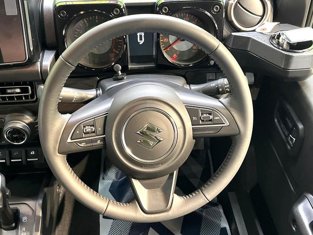 �C���e���A�ɍ��킹���f�U�C���̃X�e�A�����O�́A�^�]�������̂��Ƃ��l���A�^�]���₷���`��A�傫���ł��B�����x�A���ۂɐG���Ă��m���߂��������B