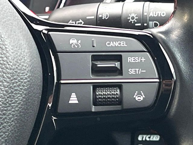 【ホンダセンシング】走行中に前方の車両等を認識し、衝突しそうな時は警報とブレーキで衝突回避と被害軽減をアシスト。より安全にドライブをお楽しみいただけます。