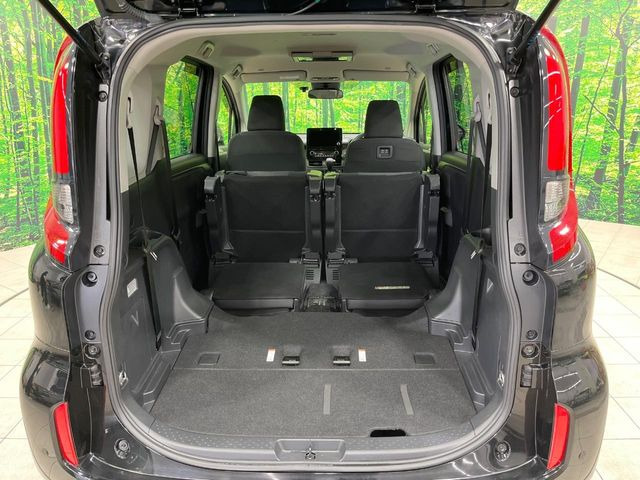 普段のお買い物や通勤、送迎等に十分な荷室スペースを確保しております。セカンドシートを倒すと、大きな荷物の積載も可能です♪