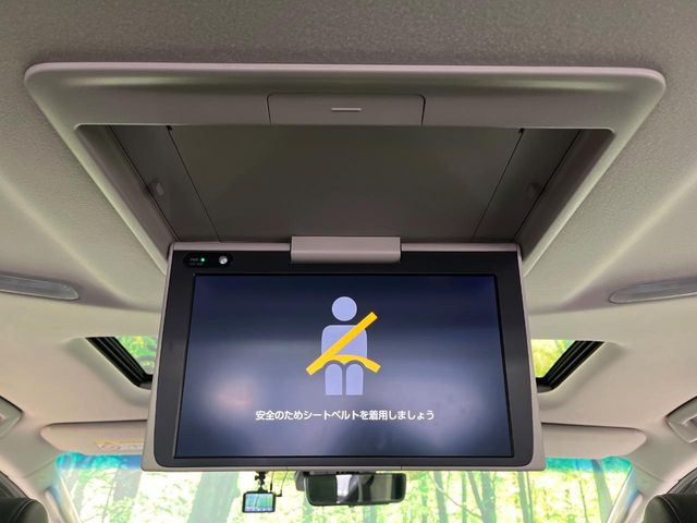 【フリップダウンモニター】大画面モニターで後席でもエンタメをお楽しみいただけます。小さなお子様にも大人気の装備です♪