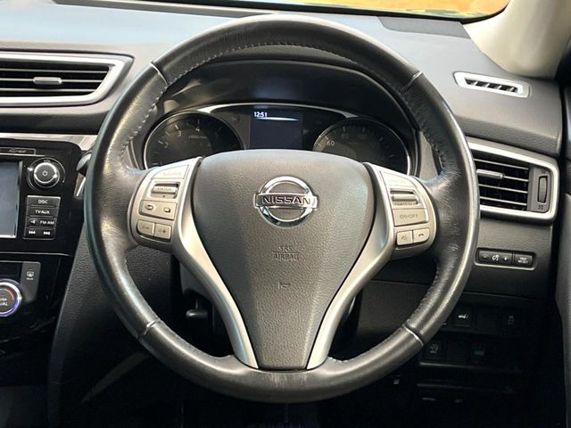 �C���e���A�ɍ��킹���f�U�C���̃X�e�A�����O�́A�^�]�������̂��Ƃ��l���A�^�]���₷���`��A�傫���ł��B�����x�A���ۂɐG���Ă��m���߂��������B