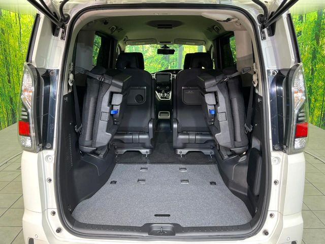 普段のお買い物や通勤、送迎等に十分な荷室スペースを確保しております。セカンドシートを倒すと、大きな荷物の積載も可能です♪