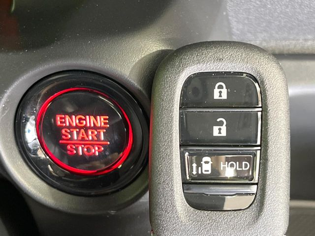 �yHonda�X�}�[�g�L�[�z�J�o����|�P�b�g�ɓ��ꂽ�܂܂ł��h�A�̎{���E�������\�ȃX�}�[�g�L�[�𑕔��B�G���W���̃I���E�I�t�����J�M�����o���K�v����������Ƃ��Ă��֗��ł���