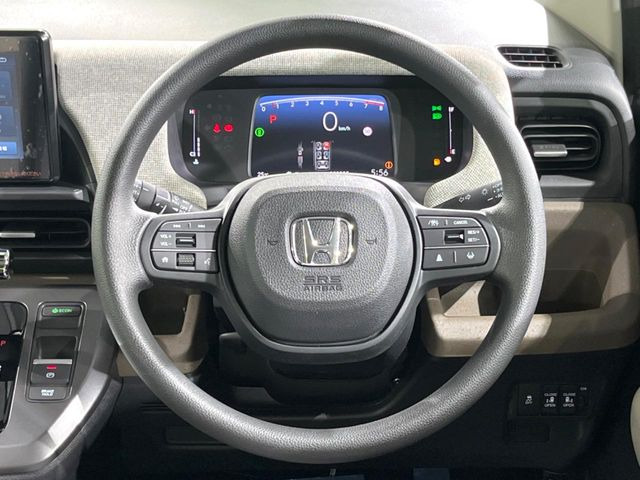 インテリアに合わせたデザインのステアリングは、運転される方のことも考え、運転しやすい形状、大きさです。是非一度、実際に触ってお確かめください。