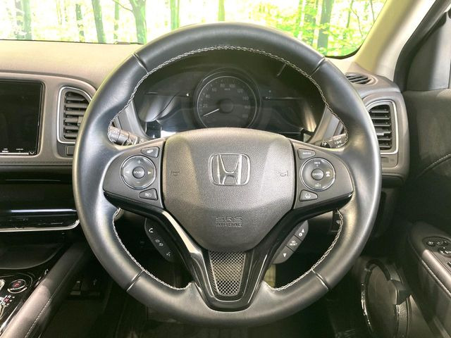 �C���e���A�ɍ��킹���f�U�C���̃X�e�A�����O�́A�^�]�������̂��Ƃ��l���A�^�]���₷���`��A�傫���ł��B�����x�A���ۂɐG���Ă��m���߂��������B