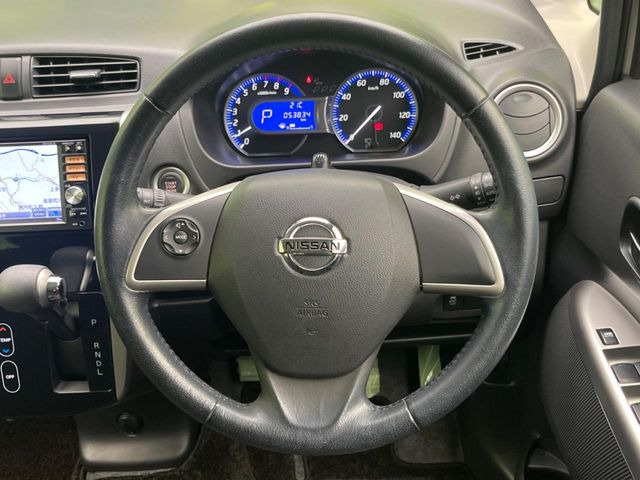 �C���e���A�ɍ��킹���f�U�C���̃X�e�A�����O�́A�^�]�������̂��Ƃ��l���A�^�]���₷���`��A�傫���ł��B�����x�A���ۂɐG���Ă��m���߂��������B