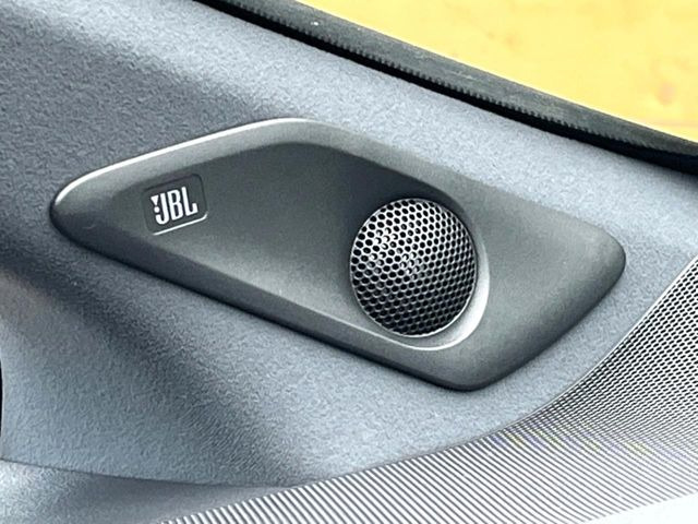 �yJBL�T�E���h�V�X�e���z���[�J�[�I�v�V�����̍��i�ʃT�E���h�V�X�e���𓋍ځB��p�̃`���[�j���O���{���ꂽ�召�l�X�ȃX�s�[�J�[����ǎ��ȃT�E���h���t�ł��A�Տꊴ���ӂ�鉹����Ԃ����o���܂��B
