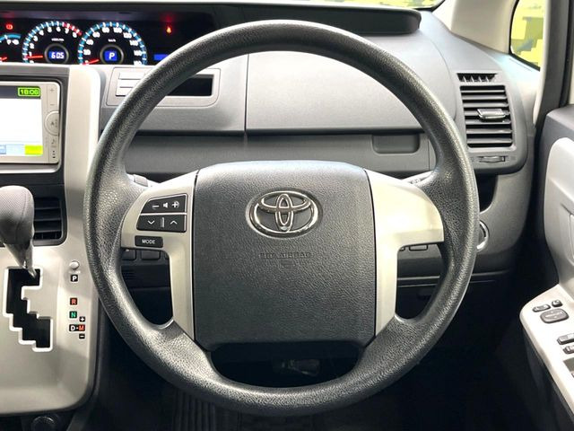 �C���e���A�ɍ��킹���f�U�C���̃X�e�A�����O�́A�^�]�������̂��Ƃ��l���A�^�]���₷���`��A�傫���ł��B�����x�A���ۂɐG���Ă��m���߂��������B