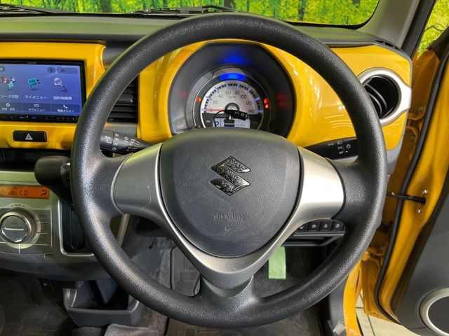 �C���e���A�ɍ��킹���f�U�C���̃X�e�A�����O�́A�^�]�������̂��Ƃ��l���A�^�]���₷���`��A�傫���ł��B�����x�A���ۂɐG���Ă��m���߂��������B
