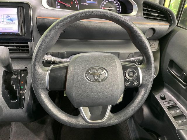 �C���e���A�ɍ��킹���f�U�C���̃X�e�A�����O�́A�^�]�������̂��Ƃ��l���A�^�]���₷���`��A�傫���ł��B�����x�A���ۂɐG���Ă��m���߂��������B