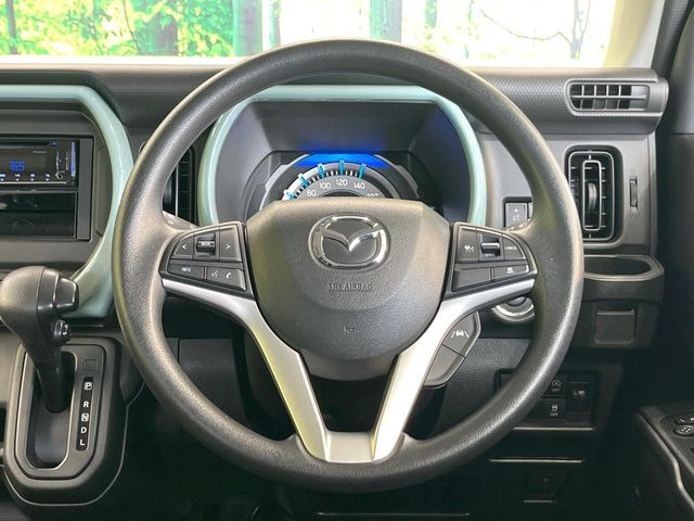 �C���e���A�ɍ��킹���f�U�C���̃X�e�A�����O�́A�^�]�������̂��Ƃ��l���A�^�]���₷���`��A�傫���ł��B�����x�A���ۂɐG���Ă��m���߂��������B