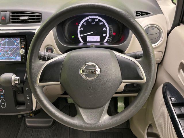 �C���e���A�ɍ��킹���f�U�C���̃X�e�A�����O�́A�^�]�������̂��Ƃ��l���A�^�]���₷���`��A�傫���ł��B�����x�A���ۂɐG���Ă��m���߂��������B