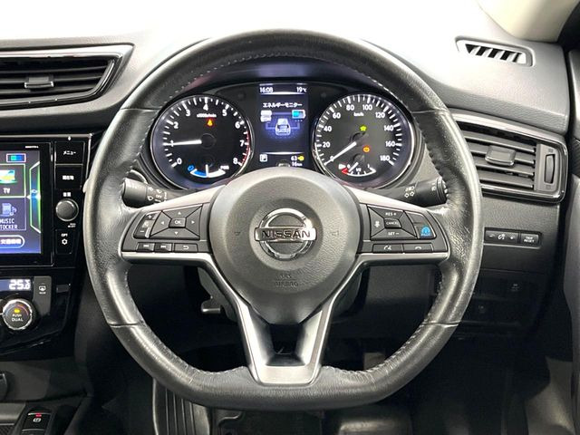 �C���e���A�ɍ��킹���f�U�C���̃X�e�A�����O�́A�^�]�������̂��Ƃ��l���A�^�]���₷���`��A�傫���ł��B�����x�A���ۂɐG���Ă��m���߂��������B