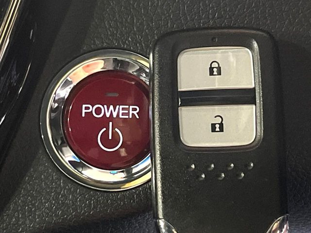 �yHonda�X�}�[�g�L�[�z�J�o����|�P�b�g�ɓ��ꂽ�܂܂ł��h�A�̎{���E�������\�ȃX�}�[�g�L�[�𑕔��B�G���W���̃I���E�I�t�����J�M�����o���K�v����������Ƃ��Ă��֗��ł���