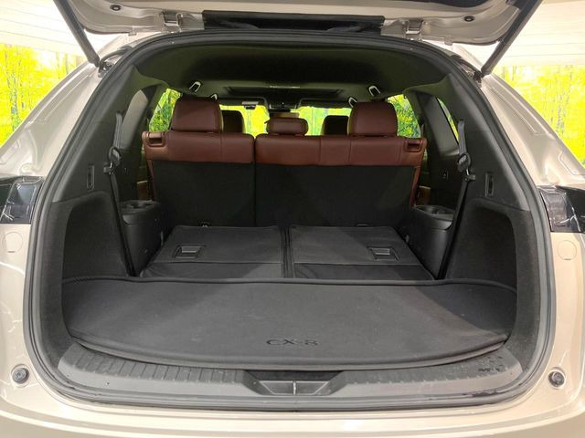 普段のお買い物や通勤、送迎等に十分な荷室スペースを確保しております。サードシートを倒すと、大きな荷物の積載も可能です♪